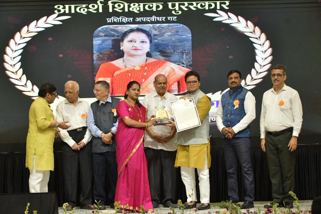 अक्षीकर पुरस्कारांनी आदर्श शिक्षकांचा सन्मान - 2